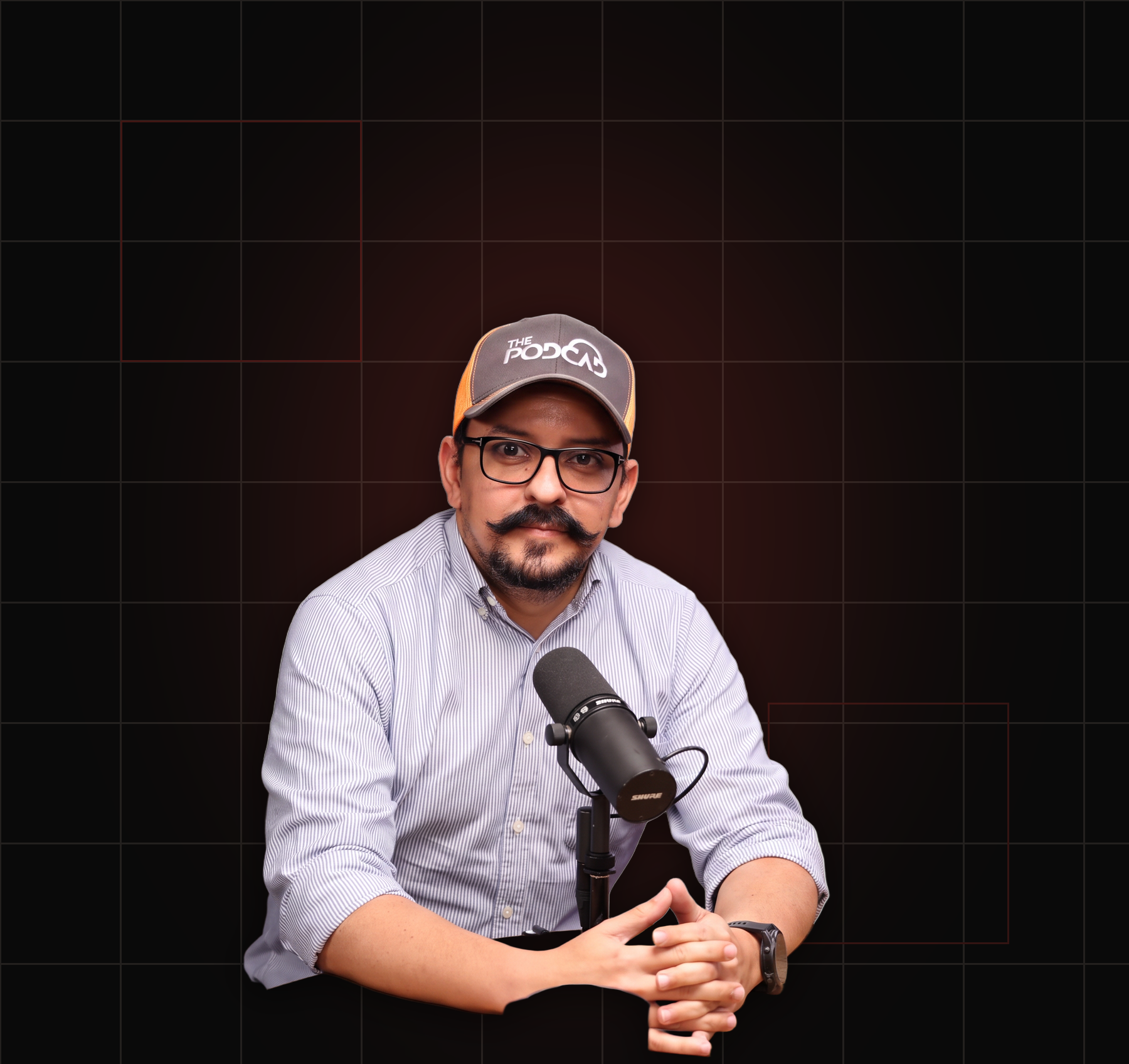 Oscar Suazo en el estudio de The PodCAD, frente al micrófono